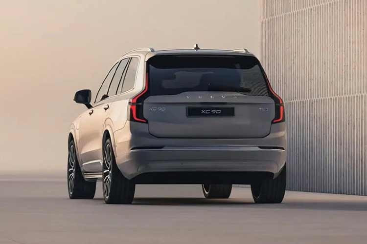 Fanpage của Volvo Việt Nam đã hé lộ ngày ra mắt của mẫu Volvo XC90 2026 là 20/3 tới đây. Theo chia sẻ từ phía đại lý, xe đã được đưa về nước một thời gian và sẵn sàng cho ngày ra mắt. Mức giá dự kiến 3,579 tỷ đồng thấp hơn bản cũ khoảng nửa tỷ đồng.