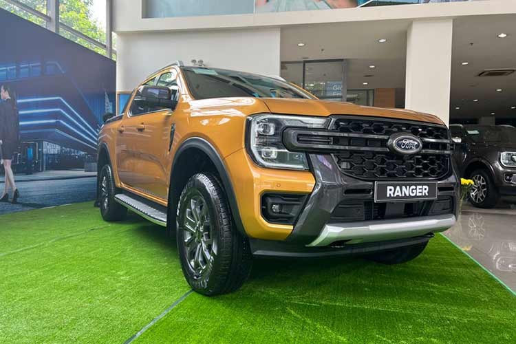 3. Ford Ranger - 809 xe ﻿Ở vị trí thứ 3 trong nhóm xe chạy động cơ đốt trong bán chạy nhất Việt Nam tháng 2/2026 là Ford Ranger với 809 xe. Mẫu bán tải này vẫn giữ vai trò chủ lực trong phân khúc nhờ thiết kế hiện đại, khả năng vận hành mạnh mẽ và tính đa dụng cao cho cả nhu cầu công việc lẫn sử dụng cá nhân.