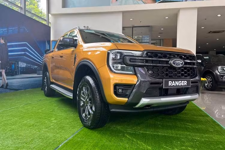 3. Ford Ranger - 809 xe ﻿Ở vị trí thứ 3 trong nhóm xe chạy động cơ đốt trong bán chạy nhất Việt Nam tháng 2/2026 là Ford Ranger với 809 xe. Mẫu bán tải này vẫn giữ vai trò chủ lực trong phân khúc nhờ thiết kế hiện đại, khả năng vận hành mạnh mẽ và tính đa dụng cao cho cả nhu cầu công việc lẫn sử dụng cá nhân.