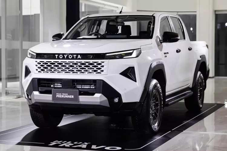 2. Toyota Hilux - 871 xe ﻿Gây bất ngờ nhất trong top 10 là mẫu bán tải Toyota Hilux khi đạt lượng bán ra tới 871 chiếc trong tháng 2, tăng gấp gần 7 lần so với tháng trước (với 128 chiếc) và xếp ở vị trí á quân. Đáng chú ý, Toyota Hilux đã có lần đầu tiên lọt vào top xe bán chạy nhất thị trường, đồng thời "vượt mặt" Ford Ranger sau nhiều năm để dẫn đầu phân khúc.