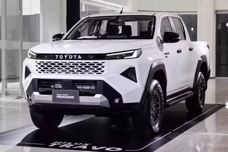 2. Toyota Hilux - 871 xe ﻿Gây bất ngờ nhất trong top 10 là mẫu bán tải Toyota Hilux khi đạt lượng bán ra tới 871 chiếc trong tháng 2, tăng gấp gần 7 lần so với tháng trước (với 128 chiếc) và xếp ở vị trí á quân. Đáng chú ý, Toyota Hilux đã có lần đầu tiên lọt vào top xe bán chạy nhất thị trường, đồng thời "vượt mặt" Ford Ranger sau nhiều năm để dẫn đầu phân khúc.