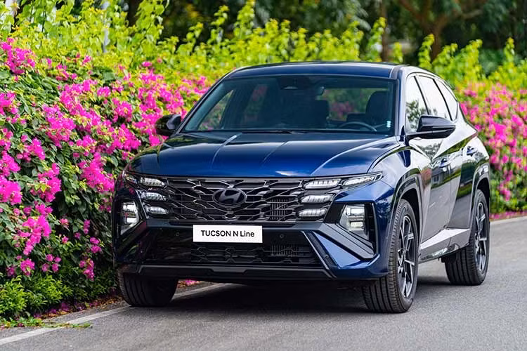 9. Hyundai Tucson: 614 xe ﻿Bám sát Vios và xếp ở vị trí thứ 9 là Hyundai Tucson với 614 xe. Đây là mẫu xe Crossover hạng C thứ 3 xuất hiện trong danh sách, cho thấy sự ưu ái đặc biệt của người Việt dành cho dòng xe gầm cao đa dụng trong vài năm qua.