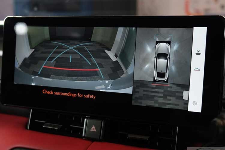 Màn hình giải trí trung tâm của xe cũng được nâng cấp lên 12,3 inch, hỗ trợ kết nối Apple CarPlay không dây và Android Auto. Ngoài ra, xe còn được bổ sung nhiều tiện ích như sạc không dây, cổng USB Type-C và hệ thống phanh điện tử ECB.