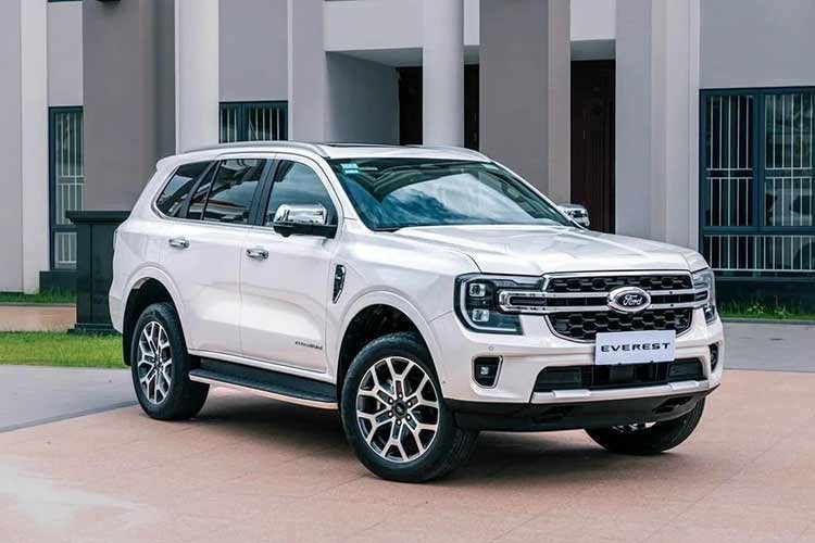 4. Ford Everest - 747 xe ﻿Ford Everest xếp thứ 4 với 747 xe. Mẫu SUV 7 chỗ khung gầm rời này tiếp tục được khách hàng ưa chuộng nhờ khả năng vận hành mạnh mẽ, không gian rộng rãi và phù hợp với các chuyến đi dài hoặc nhu cầu sử dụng gia đình đông người.