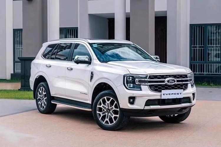4. Ford Everest - 747 xe ﻿Ford Everest xếp thứ 4 với 747 xe. Mẫu SUV 7 chỗ khung gầm rời này tiếp tục được khách hàng ưa chuộng nhờ khả năng vận hành mạnh mẽ, không gian rộng rãi và phù hợp với các chuyến đi dài hoặc nhu cầu sử dụng gia đình đông người.