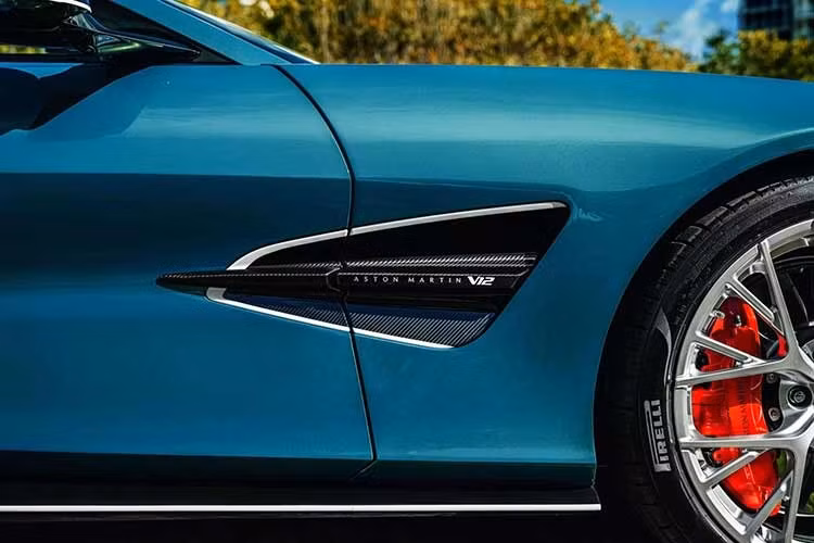 Ngoại thất của Vanquish sơn màu xanh Q Iridescent Sapphire, đi kèm với các đường viền tương phản màu trắng Club Sport White trên các chi tiết bằng sợi carbon.