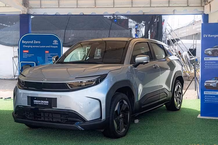 Toyota Motor Philippines vừa chính thức công bố giá bán cho mẫu xe SUV thuần điện hoàn toàn mới Urban Cruiser 2026, đánh dấu bước tiến mới của hãng trong phân khúc xe điện tại thị trường này. Theo đó, mẫu SUV điện đô thị có giá khởi điểm 2,135 triệu peso (tương đương 940 triệu đồng).
