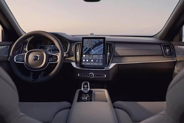 Khoang lái của XC90 2026 có sự thay đổi lớn nhất ở phần hiển thị. Màn hình trung tâm đặt dọc tăng từ 9 inch lên 11,2 inch, đồng thời mật độ điểm ảnh tăng thêm 21% để cải thiện độ sắc nét. Hệ thống thông tin giải trí chuyển sang sử dụng chip Snapdragon Cockpit từ Qualcomm, cho tốc độ xử lý nhanh gấp 2 lần và hiệu suất đồ họa gấp 10 lần so với thế hệ trước.