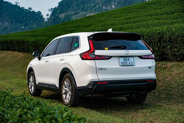 Khoang nội thất của CR-V mới tiếp tục duy trì cấu hình 7 chỗ linh hoạt, kết hợp giữa thiết kế hiện đại và các tiện ích phục vụ nhu cầu sử dụng hàng ngày. Xe được trang bị hệ thống kết nối Honda CONNECT cho phép người dùng điều khiển và theo dõi xe từ xa, cùng nhiều tiện nghi như sạc không dây, ghế lái chỉnh điện nhớ vị trí, cốp điện rảnh tay và không gian cabin rộng rãi.