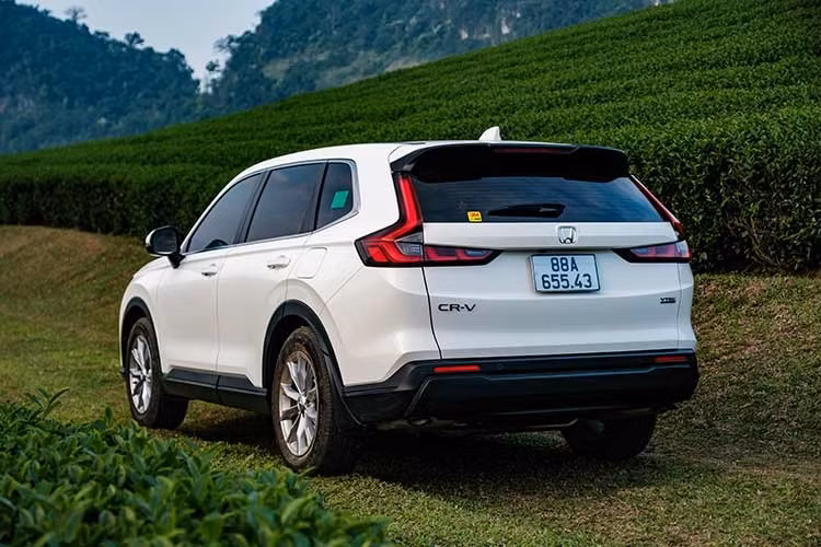 Khoang nội thất của CR-V mới tiếp tục duy trì cấu hình 7 chỗ linh hoạt, kết hợp giữa thiết kế hiện đại và các tiện ích phục vụ nhu cầu sử dụng hàng ngày. Xe được trang bị hệ thống kết nối Honda CONNECT cho phép người dùng điều khiển và theo dõi xe từ xa, cùng nhiều tiện nghi như sạc không dây, ghế lái chỉnh điện nhớ vị trí, cốp điện rảnh tay và không gian cabin rộng rãi.