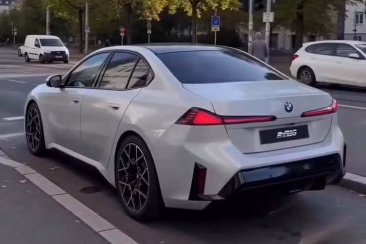 Với tên gọi i3 lần này, BMW không chỉ hồi sinh một cái tên cũ, mà còn định vị một xe điện kích cỡ tương đương 3-Series, mở ra hướng phát triển điện hoá hoàn toàn mới cho dòng sedan hạng trung của hãng.