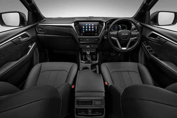 Về khả năng sạc, D-Max EV hỗ trợ sạc AC công suất 11 kW, cho phép sạc đầy pin trong khoảng 10 giờ. Khi sử dụng sạc nhanh DC 50 kW, xe có thể nạp từ 20% lên 80% dung lượng pin trong khoảng 1 giờ. Pin cao áp được Isuzu bảo hành trong 8 năm hoặc 160.000 km.