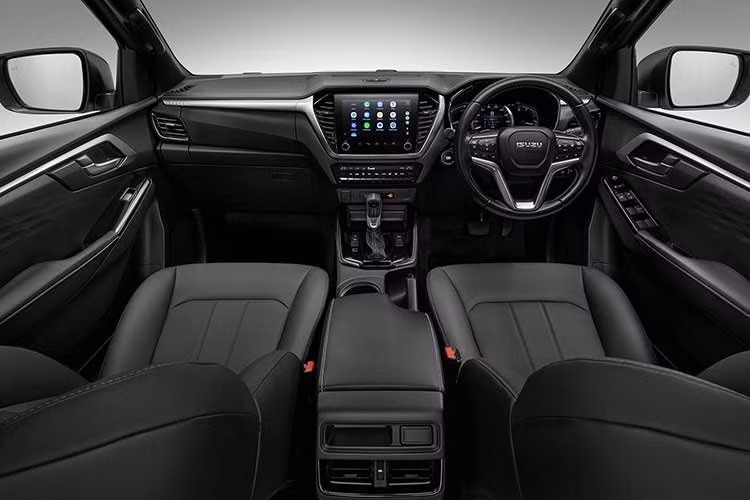 Về khả năng sạc, D-Max EV hỗ trợ sạc AC công suất 11 kW, cho phép sạc đầy pin trong khoảng 10 giờ. Khi sử dụng sạc nhanh DC 50 kW, xe có thể nạp từ 20% lên 80% dung lượng pin trong khoảng 1 giờ. Pin cao áp được Isuzu bảo hành trong 8 năm hoặc 160.000 km.