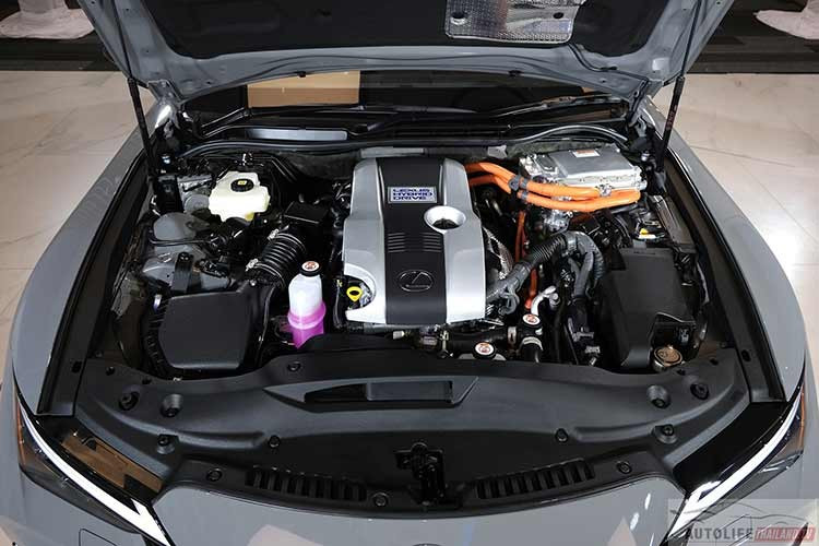 Xe tiếp tục sử dụng hệ truyền động hybrid gồm động cơ xăng 2.5L kết hợp mô-tơ điện, cho tổng công suất 223 mã lực. Theo công bố của nhà sản xuất, xe có khả năng tăng tốc 0–100 km/h trong 8,7 giây, tốc độ tối đa 185 km/h và mức tiêu thụ nhiên liệu trung bình khoảng 18,5 km/lít.