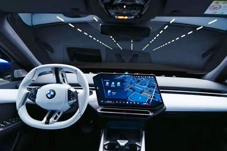 Bên trong khoang nội thất, BMW dự kiến trang bị ghế bọc vải trên phiên bản tiêu chuẩn, sử dụng vật liệu PET tái chế. Ngoài ra, một số chi tiết dưới nắp ca-pô được sản xuất từ nhựa tái chế có nguồn gốc từ rác thải đại dương như lưới đánh cá và dây thừng.