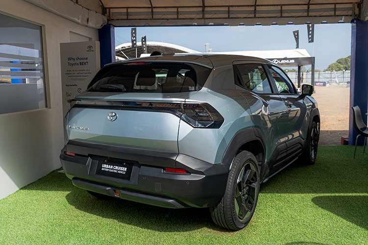 Ở giai đoạn ra mắt, mẫu xe SUV điện Toyota Urban Cruiser 2026 sẽ chỉ được phân phối với một phiên bản duy nhất, tuy nhiên khách hàng có thể lựa chọn giữa 5 màu ngoại thất gồm Splendid Silver, Grandeur Grey, Arctic White, Land Breeze Green và Celestial Blue.