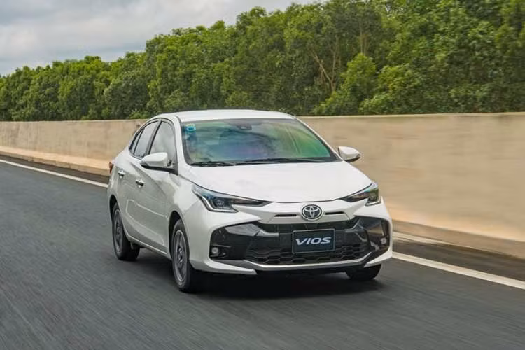 Toyota Vios: 615 xe ﻿“Mẫu xe sedan quốc dân” một thời vẫn bền bỉ góp mặt trong danh sách bán chạy. Dù không còn ở đỉnh cao phong độ, nhưng Vios vẫn là lựa chọn ưu tiên cho nhóm khách hàng mua xe lần đầu hoặc kinh doanh dịch vụ nhờ tính kinh tế cao và mức khấu hao thấp.