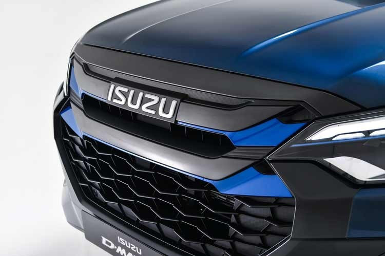 Isuzu D-Max EV 2027 có bán kính quay vòng tối thiểu 6,1 mét và khoảng sáng gầm 210 mm. Khối lượng xe không tải 2.350 kg. Ngoại hình của xe nhìn chung vẫn khá giống với phiên bản động cơ dầu, ngoại trừ phần ca lăng được bịt kín và một số điểm nhấn màu xanh nhạt ở mặt trước.
