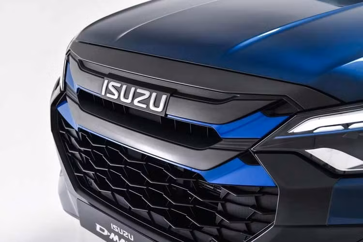 Isuzu D-Max EV 2027 có bán kính quay vòng tối thiểu 6,1 mét và khoảng sáng gầm 210 mm. Khối lượng xe không tải 2.350 kg. Ngoại hình của xe nhìn chung vẫn khá giống với phiên bản động cơ dầu, ngoại trừ phần ca lăng được bịt kín và một số điểm nhấn màu xanh nhạt ở mặt trước.