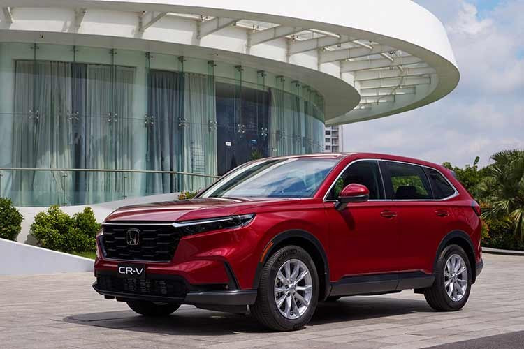 Theo Honda Việt Nam công bố, các phiên bản Honda CR-V động cơ xăng 2026 mới được lắp ráp tại nhà máy Phú Thọ và bắt đầu bán ra từ ngày 19/3/2026 thông qua hệ thống đại lý trên toàn quốc. Xe được phân phối với hai phiên bản gồm G và L, có giá bán lẻ đề xuất lần lượt là 1,039 tỷ đồng và 1,099 tỷ đồng.