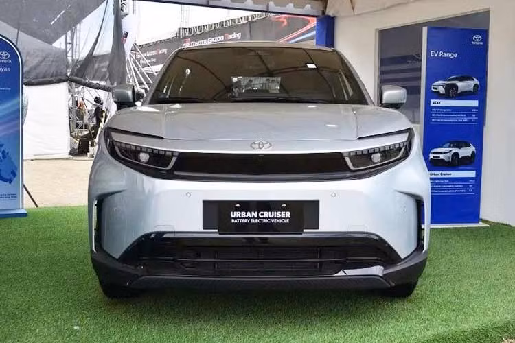 Lấy tên Toyota Urban Cruiser, dòng xe này thực tế là Suzuki e-Vitara được chuyển đổi sang sử dụng thiết kế Toyota cùng logo riêng của hãng. Với chiều dài 4.285 mm, Toyota Urban Cruiser nằm giữa Yaris Cross bản châu Âu và C-HR trong đội hình Toyota và nhỏ hơn một chút so với Yaris Cross ở Việt Nam.