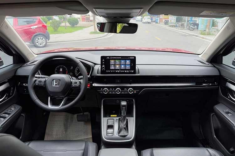 Về an toàn, toàn bộ các phiên bản CR-V 2026 máy xăng đều được trang bị gói Honda SENSING nâng cấp mới với hàng loạt tính năng hỗ trợ lái như phanh giảm thiểu va chạm, hỗ trợ giữ làn, kiểm soát hành trình thích ứng và đèn pha tự động.