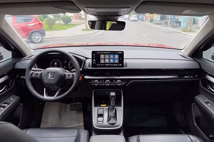Về an toàn, toàn bộ các phiên bản CR-V 2026 máy xăng đều được trang bị gói Honda SENSING nâng cấp mới với hàng loạt tính năng hỗ trợ lái như phanh giảm thiểu va chạm, hỗ trợ giữ làn, kiểm soát hành trình thích ứng và đèn pha tự động.