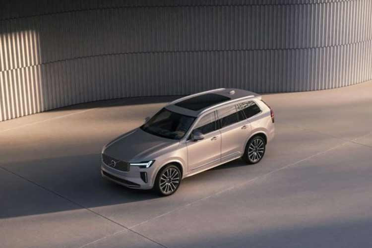 Dù thông số kích thước thân xe Volvo XC90 2026 vẫn giữ nguyên, hãng xe Thụy Điển có thể đổi bộ mâm hợp kim 21 inch thiết kế đa chấu mới cho phiên bản bán ra tại thị trường Việt Nam.