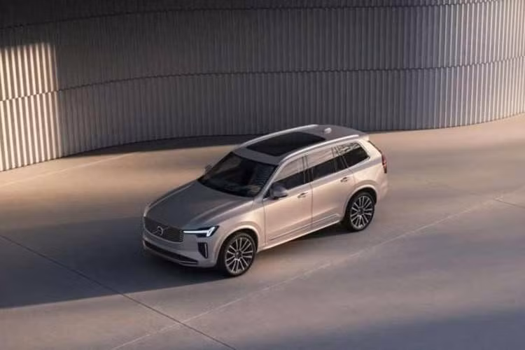 Dù thông số kích thước thân xe Volvo XC90 2026 vẫn giữ nguyên, hãng xe Thụy Điển có thể đổi bộ mâm hợp kim 21 inch thiết kế đa chấu mới cho phiên bản bán ra tại thị trường Việt Nam.