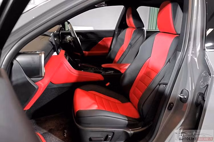 Về kích thước, mẫu xe sang Lexus IS300h 2026 tại Thái Lan giữ nguyên thông số với chiều dài 4.720 mm, rộng 1.840 mm, cao 1.435 mm và trục cơ sở 2.800 mm.