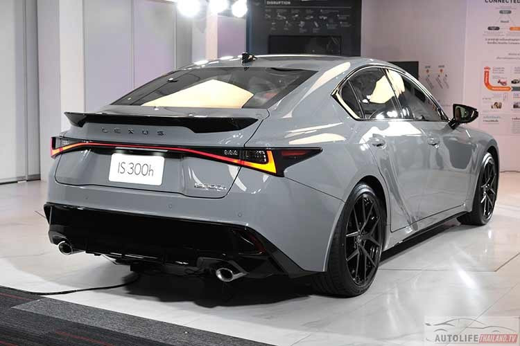 Tại Thái Lan, Lexus IS300h 2026 được phân phối với hai phiên bản gồm Luxury và F Sport, nhập khẩu nguyên chiếc từ Nhật Bản. Bên cạnh đó, hãng tiếp tục duy trì các chính sách hậu mãi như bảo hành xe 5 năm không giới hạn số km, bảo hành hệ thống pin hybrid lên tới 10 năm, cùng các chương trình hỗ trợ bảo dưỡng và cứu hộ.