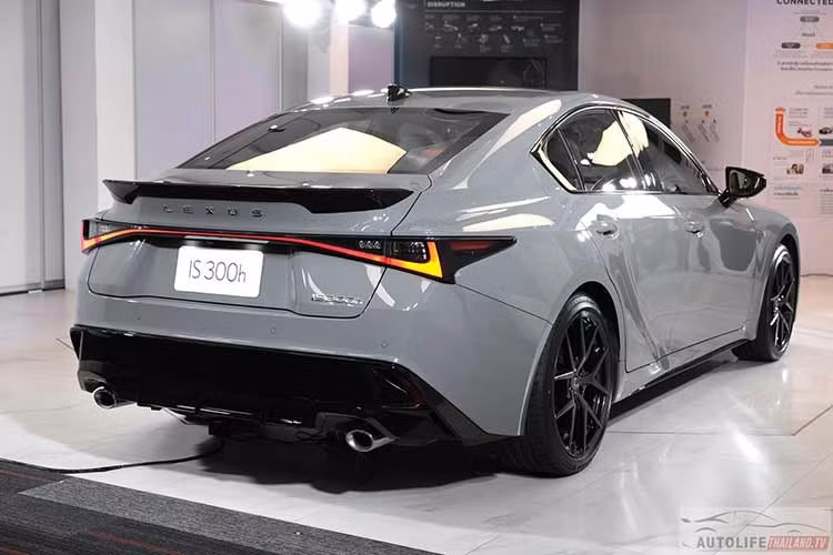 Tại Thái Lan, Lexus IS300h 2026 được phân phối với hai phiên bản gồm Luxury và F Sport, nhập khẩu nguyên chiếc từ Nhật Bản. Bên cạnh đó, hãng tiếp tục duy trì các chính sách hậu mãi như bảo hành xe 5 năm không giới hạn số km, bảo hành hệ thống pin hybrid lên tới 10 năm, cùng các chương trình hỗ trợ bảo dưỡng và cứu hộ.