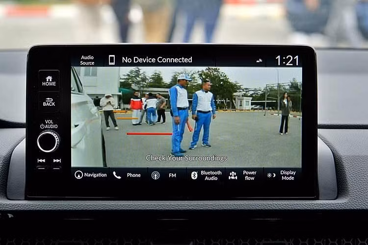 Ngoài ra, xe còn được bổ sung nhiều công nghệ an toàn chủ động và bị động như cảnh báo áp suất lốp, hệ thống cảnh báo buồn ngủ và 8 túi khí, góp phần nâng cao mức độ bảo vệ cho người sử dụng.