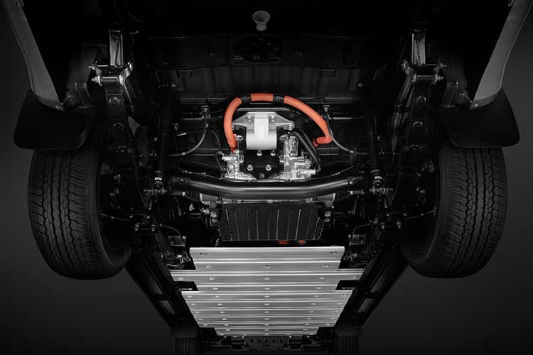 Không chỉ tập trung vào khả năng vận hành, D-Max EV vẫn duy trì những thế mạnh truyền thống của dòng bán tải. Xe có khả năng kéo tối đa 3.500 kg, tải trọng hơn 1 tấn và khả năng lội nước lên tới 600 mm. Khoảng sáng gầm đạt 210 mm, bán kính quay vòng 6,1 m, giúp xe phù hợp với nhiều điều kiện địa hình khác nhau.