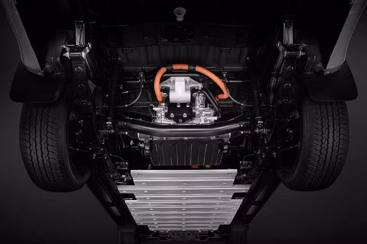 Không chỉ tập trung vào khả năng vận hành, D-Max EV vẫn duy trì những thế mạnh truyền thống của dòng bán tải. Xe có khả năng kéo tối đa 3.500 kg, tải trọng hơn 1 tấn và khả năng lội nước lên tới 600 mm. Khoảng sáng gầm đạt 210 mm, bán kính quay vòng 6,1 m, giúp xe phù hợp với nhiều điều kiện địa hình khác nhau.