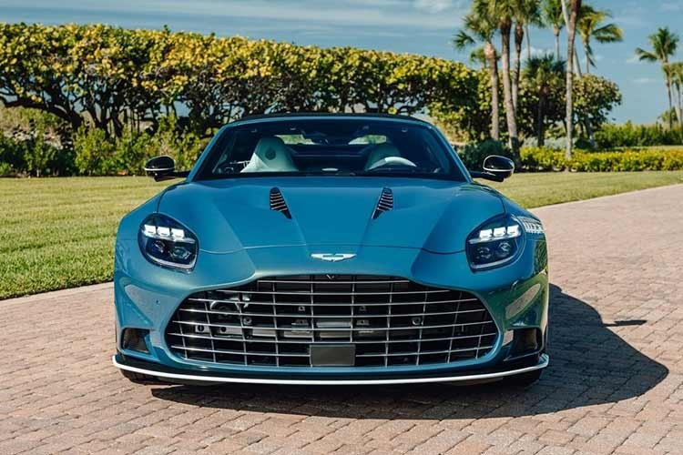 Hãng xe Anh quốc Aston Martin đã giới thiệu siêu xe Vanquish Volante Wave Edition độc nhất thế giới tại sự kiện Naples Winter Wine Festival 2026, chiếc xe được dùng cho buổi đấu giá từ thiện.