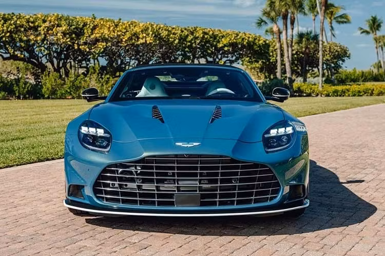 Hãng xe Anh quốc Aston Martin đã giới thiệu siêu xe Vanquish Volante Wave Edition độc nhất thế giới tại sự kiện Naples Winter Wine Festival 2026, chiếc xe được dùng cho buổi đấu giá từ thiện.