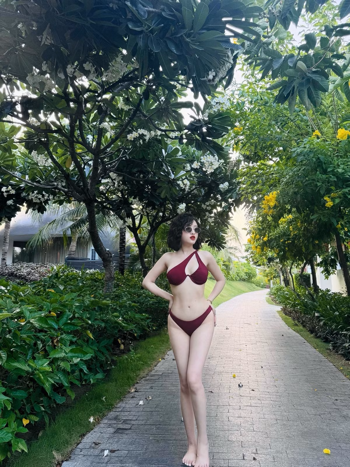 Cựu hot girl đình đám một thời, giờ đây được biết đến với danh xưng "phú bà" Tâm Tít, vừa gây bão mạng xã hội khi đăng tải loạt ảnh diện bikini nóng bỏng bên bể bơi.