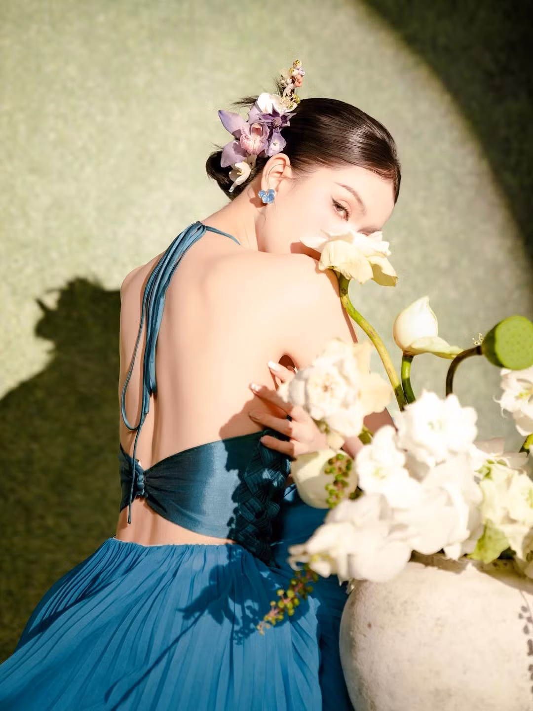 Trong bộ ảnh, Ngọc Trinh xuất hiện với thần thái thanh thoát, khác hẳn với hình ảnh cá tính, táo bạo thường thấy.