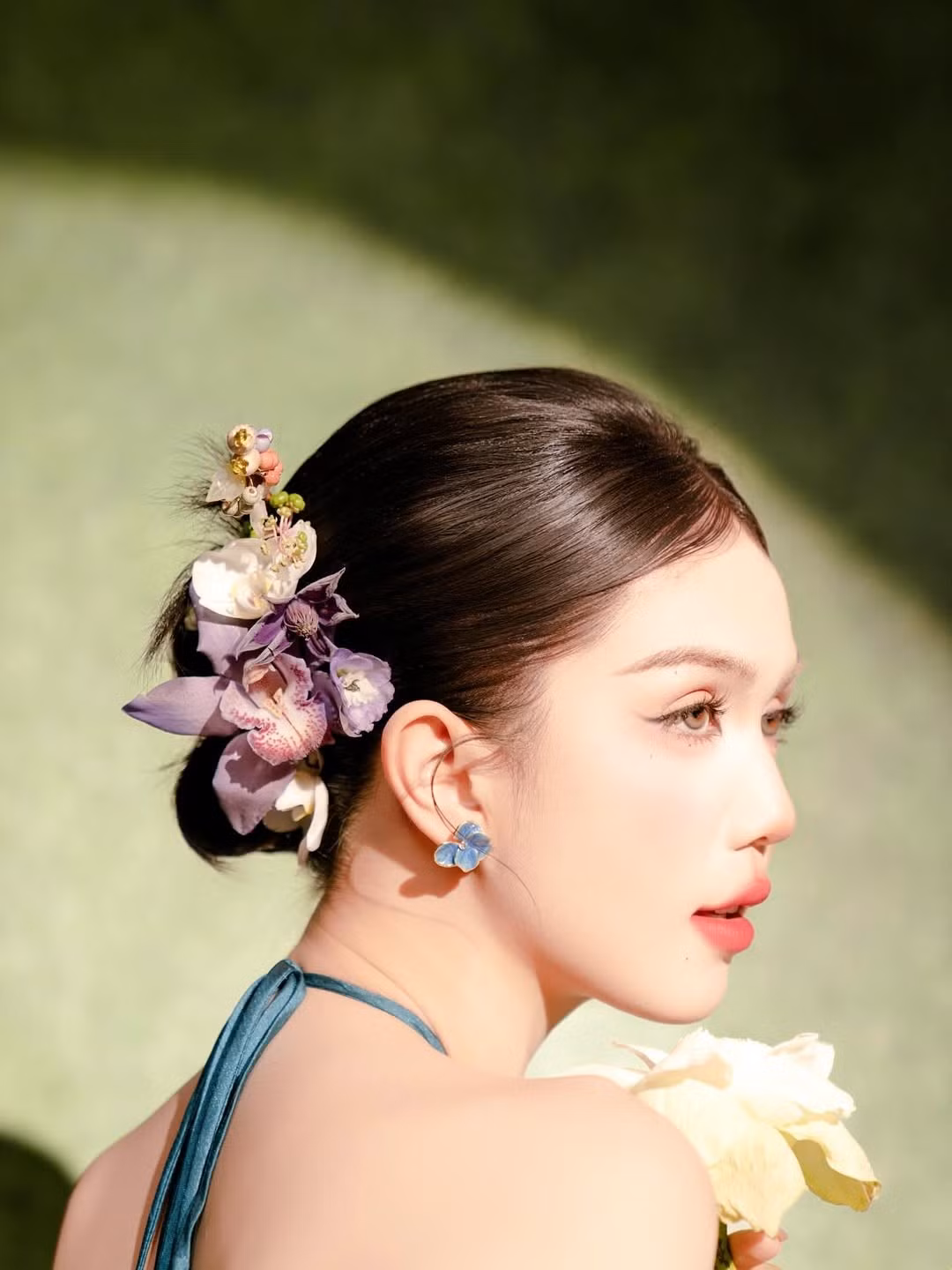 Dù ở bất kỳ hình tượng nào, "nữ hoàng nội y" vẫn luôn biết cách khiến bản thân nổi bật và tạo ra những bộ ảnh đẹp mắt, gây ấn tượng mạnh mẽ với công chúng.