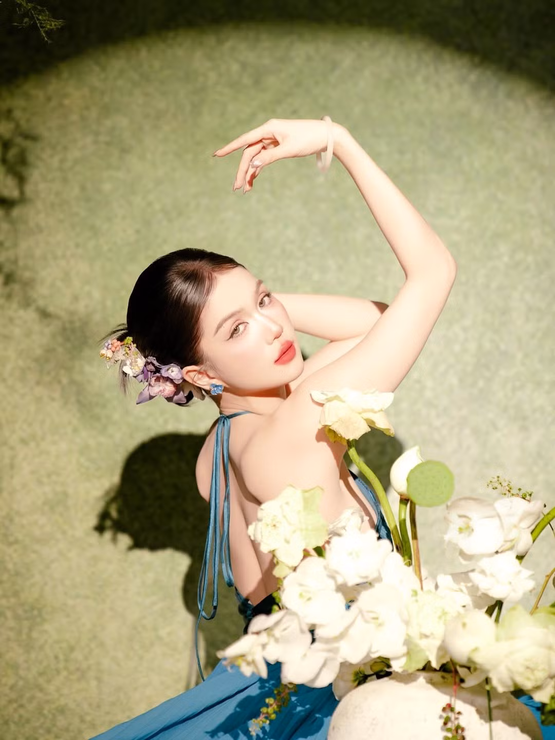 Đặc biệt, 'nữ hoàng nội y' diện một chiếc váy yếm màu xanh ngọc, tôn lên vóc dáng nuột nà và sự mềm mại của cơ thể.