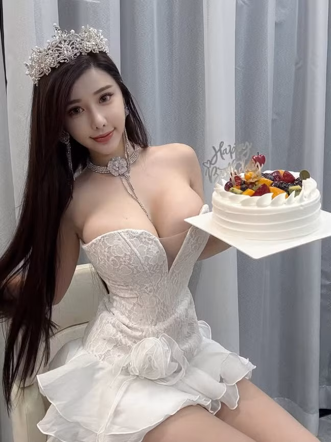 Jenna Chew khéo léo sử dụng trang phục gợi cảm tạo nên những video vừa nóng bỏng vừa thú vị. Điều này không chỉ thu hút người xem mà còn khiến họ phải "thả tim" liên tục.