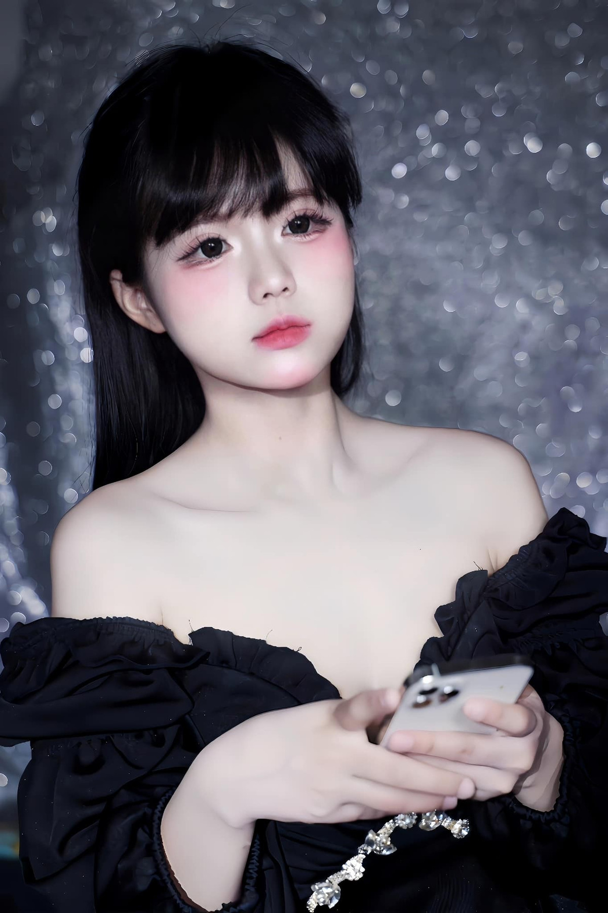 Sở hữu "gương mặt học sinh, vóc dáng phụ huynh", cô gái có vẻ ngoài trẻ trung, ngây thơ nhưng lại sở hữu thân hình phổng phao, gợi cảm. Đây là một sự kết hợp độc đáo giúp cô nàng thu hút sự chú ý và tạo nên sức hút đặc biệt.