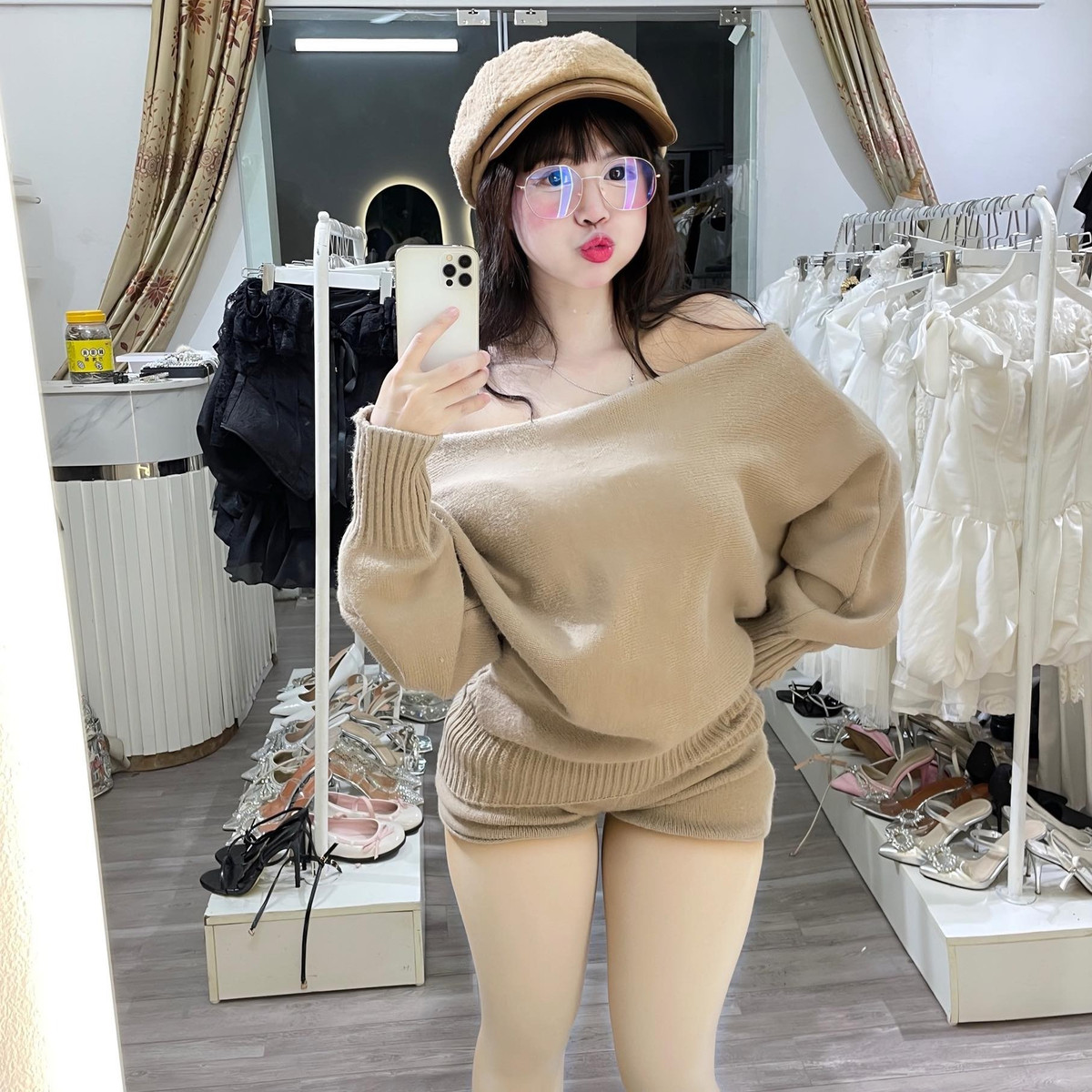 Nhiều bình luận trên mạng xã hội đã bày tỏ "đổ rạp" trước nhan sắc của cô nàng: "Đây chính là Bạch Tuyết đời thực mà tôi hằng ao ước", "Đẹp hơn cả bản gốc, không còn gì để nói", "Visual này đúng là không đùa được", "Ước gì Disney remake phim và mời cô ấy đóng chính".