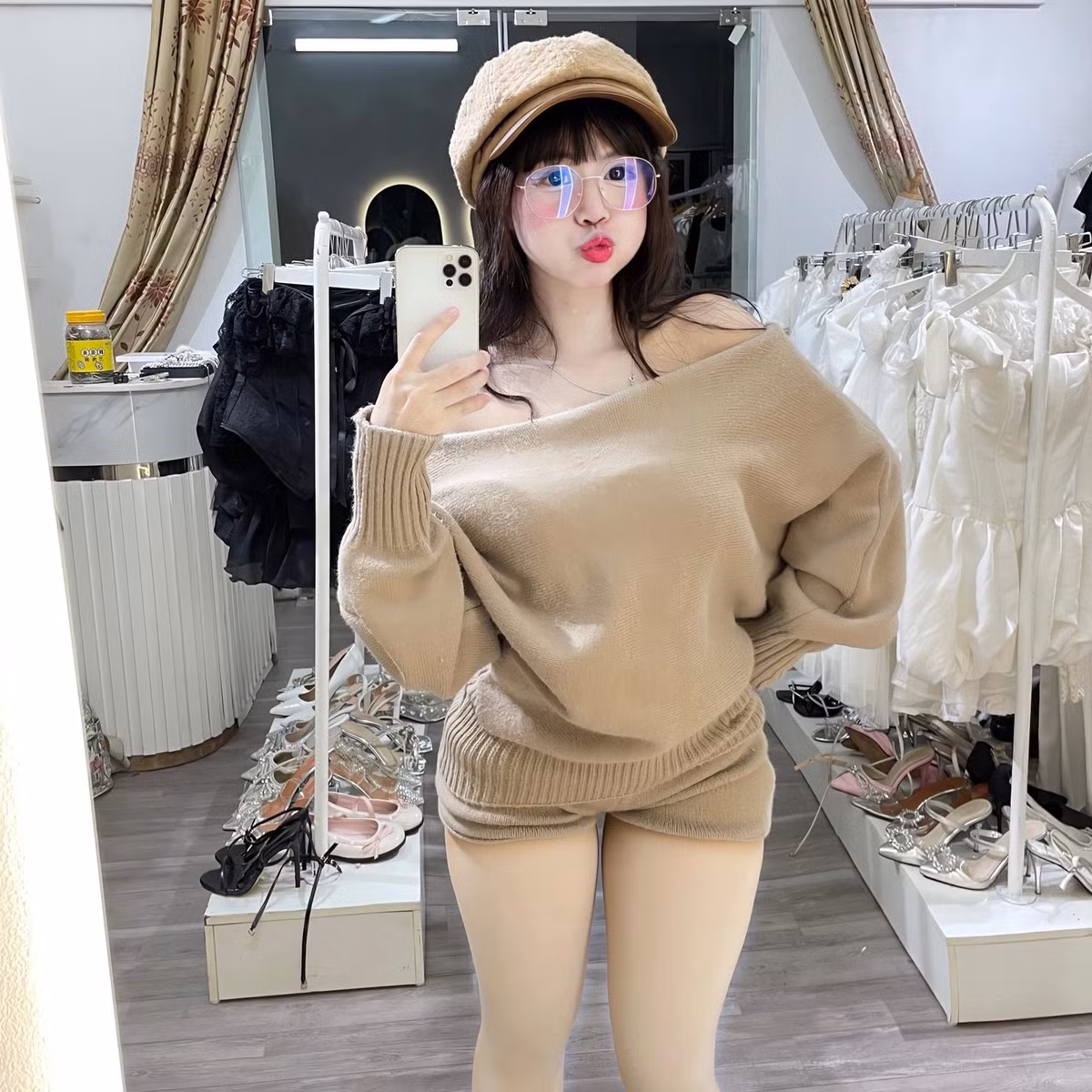 Nhiều bình luận trên mạng xã hội đã bày tỏ "đổ rạp" trước nhan sắc của cô nàng: "Đây chính là Bạch Tuyết đời thực mà tôi hằng ao ước", "Đẹp hơn cả bản gốc, không còn gì để nói", "Visual này đúng là không đùa được", "Ước gì Disney remake phim và mời cô ấy đóng chính".