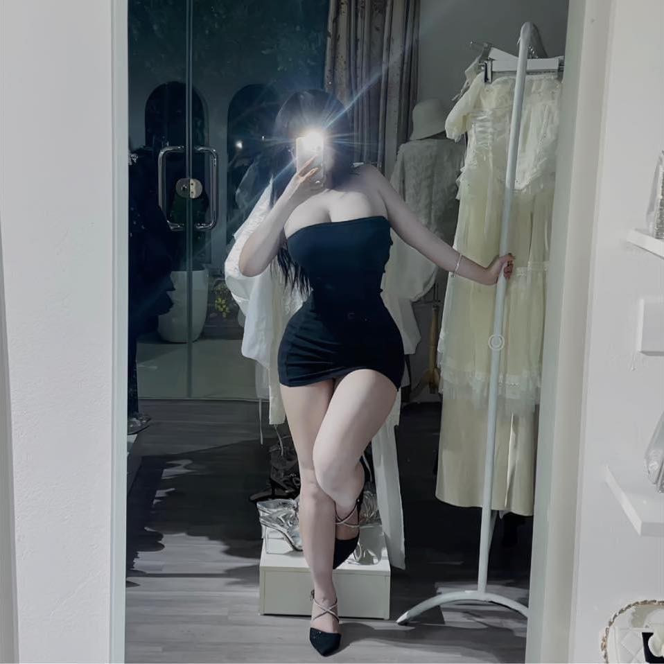 Hot girl Instagram này đã tận dụng lợi thế này để xây dựng hình ảnh cá nhân. Cô thường xuất hiện với phong cách thời trang đa dạng, lúc dịu dàng, trong sáng, lúc lại nóng bỏng, táo bạo, khiến người hâm mộ phải trầm trồ vì sự "biến hóa" linh hoạt.