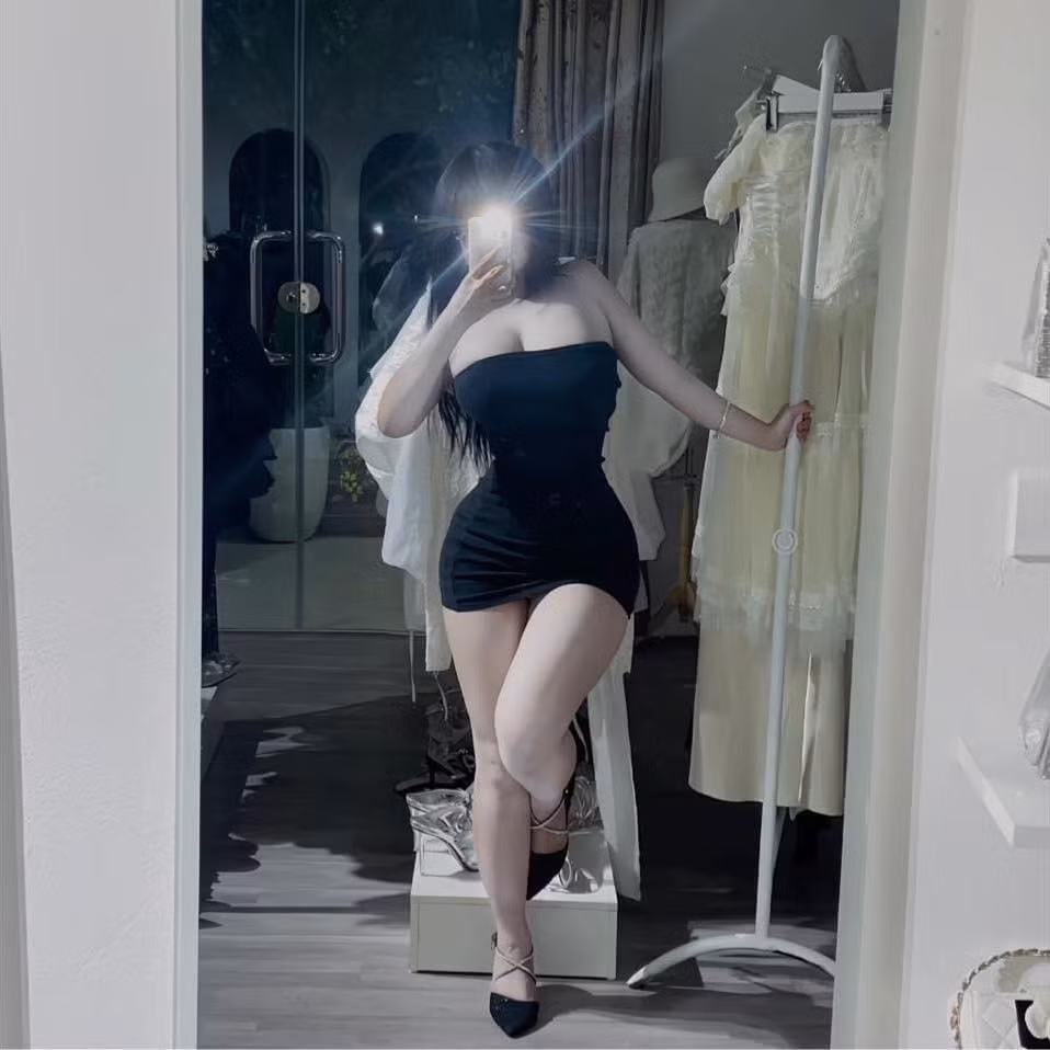 Hot girl Instagram này đã tận dụng lợi thế này để xây dựng hình ảnh cá nhân. Cô thường xuất hiện với phong cách thời trang đa dạng, lúc dịu dàng, trong sáng, lúc lại nóng bỏng, táo bạo, khiến người hâm mộ phải trầm trồ vì sự "biến hóa" linh hoạt.