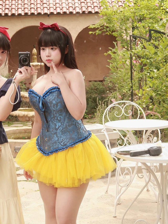 Không chỉ đơn thuần là khoác lên mình chiếc váy xanh vàng quen thuộc, nàng hot girl Instagram đã thổi hồn vào nhân vật với vẻ đẹp vừa trong sáng, ngọt ngào của Bạch Tuyết, vừa có chút gợi cảm, hiện đại.