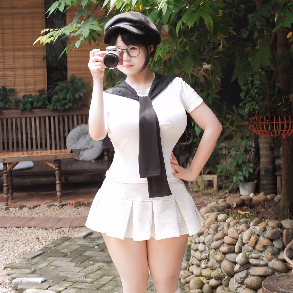 Đặc biệt, thần thái biểu cảm của nàng hot girl được đánh giá cao hơn hẳn. Cô không chỉ diễn tả sự ngây thơ, dịu dàng của nàng công chúa bị lưu lạc mà còn toát lên vẻ mạnh mẽ, tự tin của một cô gái hiện đại.