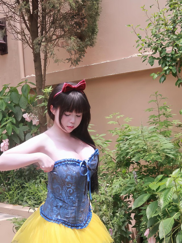 Lớp trang điểm tự nhiên với đôi môi đỏ mọng, đôi mắt to tròn, long lanh đã làm nổi bật vẻ đẹp được "visual" không tì vết của nàng hot girl Instagram này khi cosplay Bạch Tuyết.